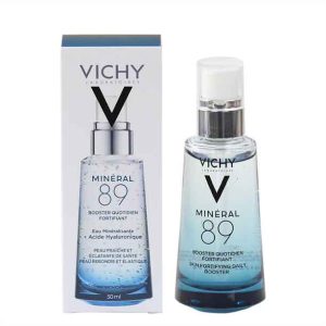 ترکیبات موثر فرمول این سرم از 89% آب آتشفشانی ویشی تشکیل شده است که حاوی 15 مواد معدنی قوی می باشد. از این رو سد محافظ طبیعی پوست را تقویت می کند. علاوه بر این، با اسید هیالورونیک خالص از منابع طبیعی غنی شده است. هیالورون بوست اثر مرطوب کنندگی شدیدی دارد و پوستی صاف و حجیم تر و نرم تر به شما می بخشد.